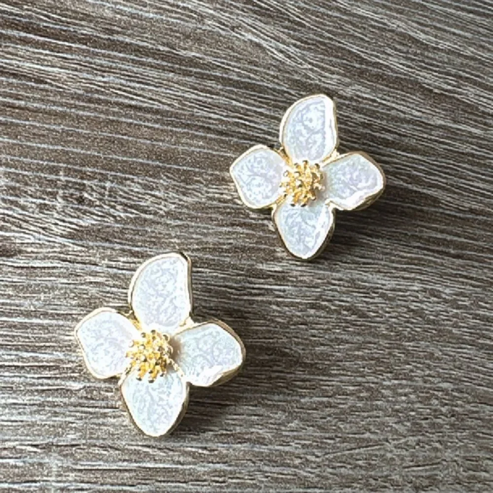 White flower stud earrings A653